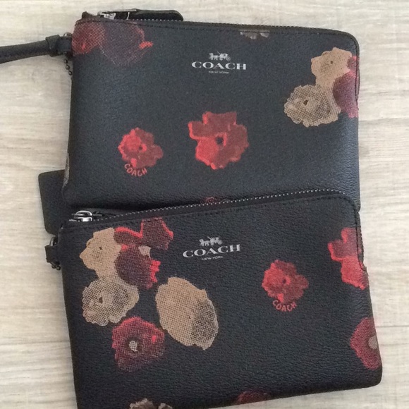 Coach flower  wristlet - Picture 2 of 6